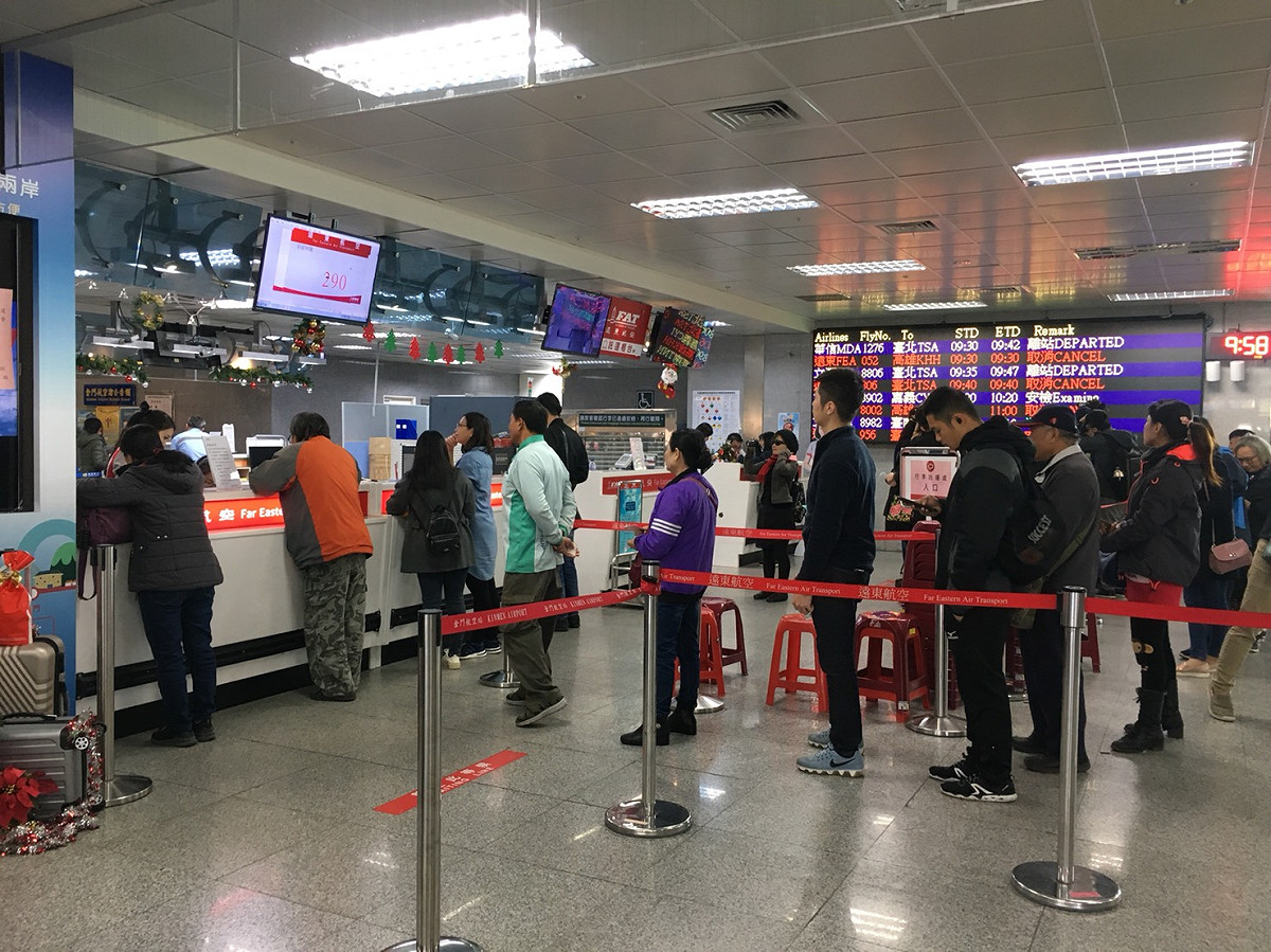 遠東航空昨（12）日宣布因財務狀況無預警停飛，今（13）日起正式停止飛航營運，金門機場一早就湧入退票人潮 圖：陳沛婍／攝