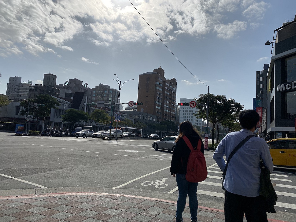今天東北季風減弱，天氣明顯轉趨穩定，各地陽光露臉。 圖：閻芝霖/攝