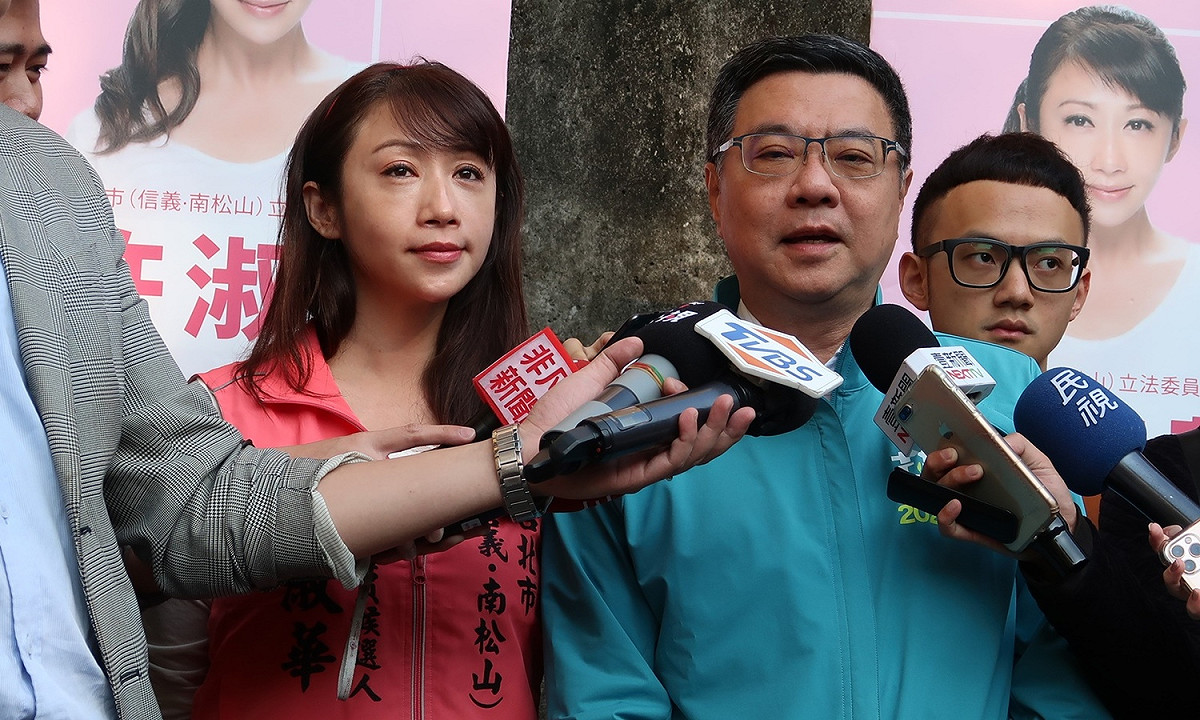 民進黨主席卓榮泰17日陪同台北市松山信義區立委候選人許淑華到福德市場拜票。 圖：林朝億/攝