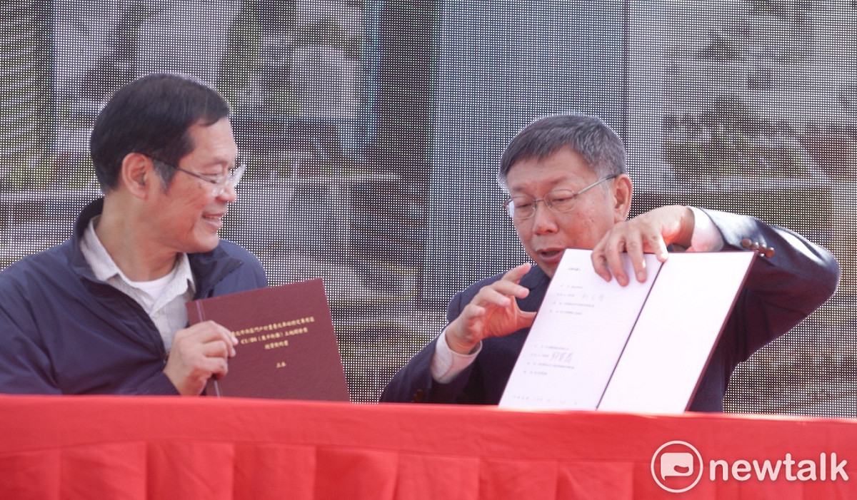 台北市長柯文哲與台北雙星董事長許崑泰共同簽署C1/D1土地開發案。 圖：張良一 / 攝