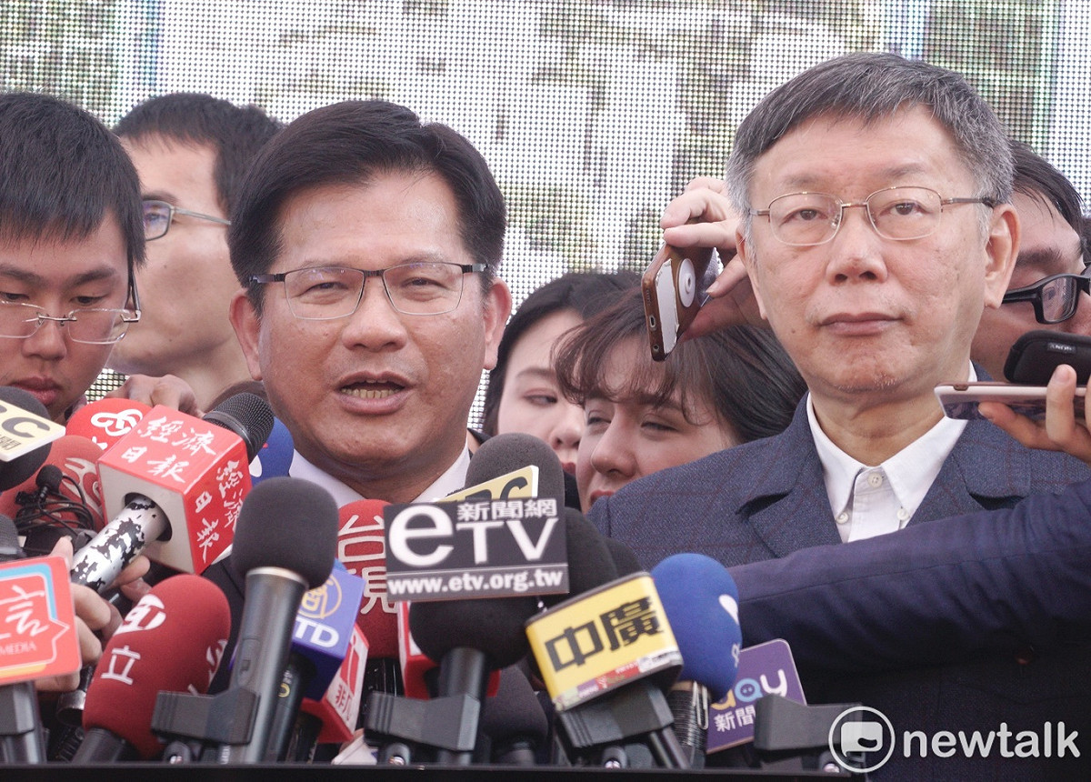 林佳龍今天接受訪問，回應台企聯要求延長春節返鄉班機的請求。 圖：張良一 / 攝