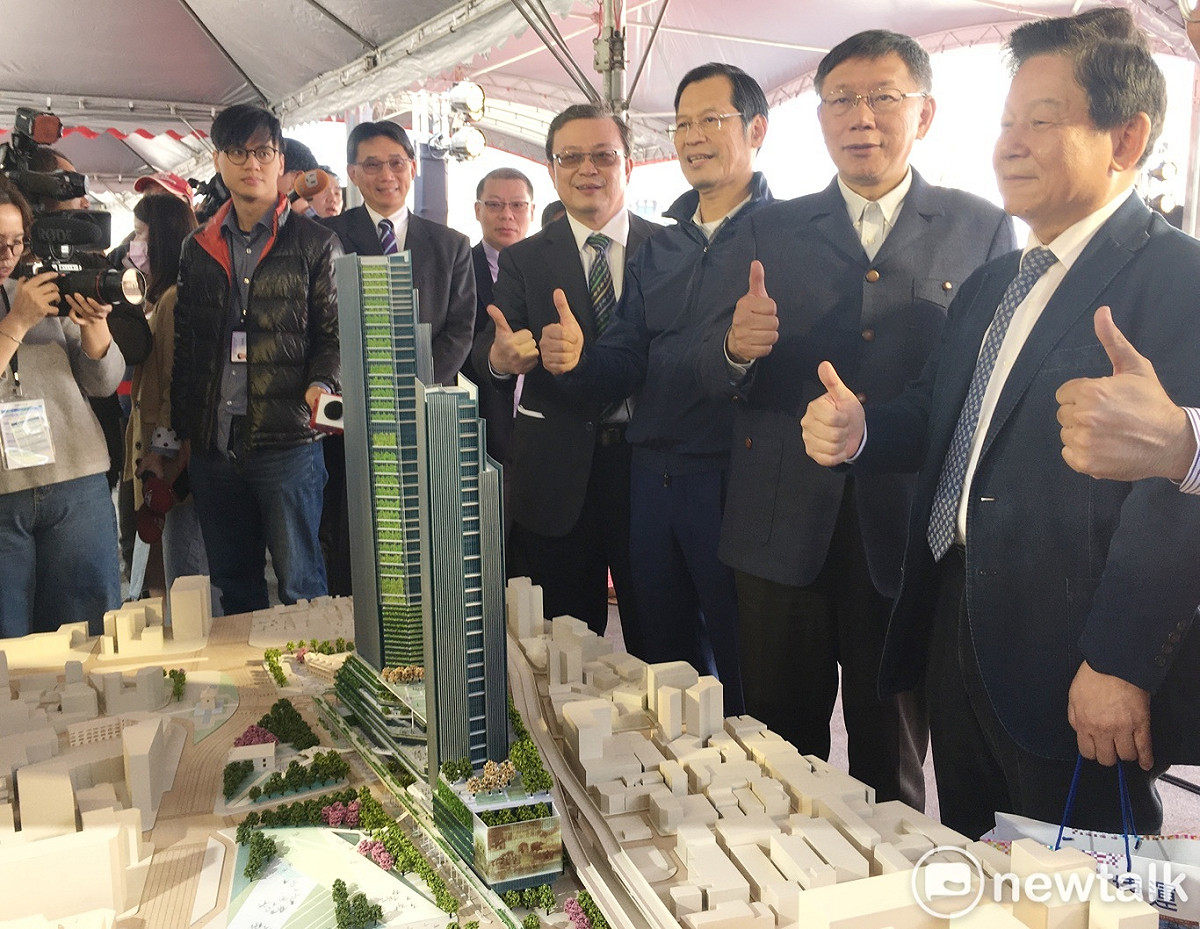 台北市長柯文哲、台北雙星董事長許崑泰參觀台北雙星大樓模型。 圖：張良一 / 攝