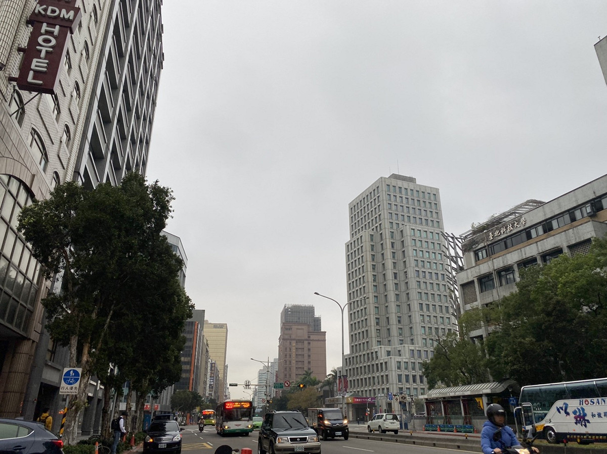 今（18）日隨著東北季風增強，北台灣和昨天相比明顯轉濕涼，北北基低溫皆測得17度 圖：閻芝霖/攝