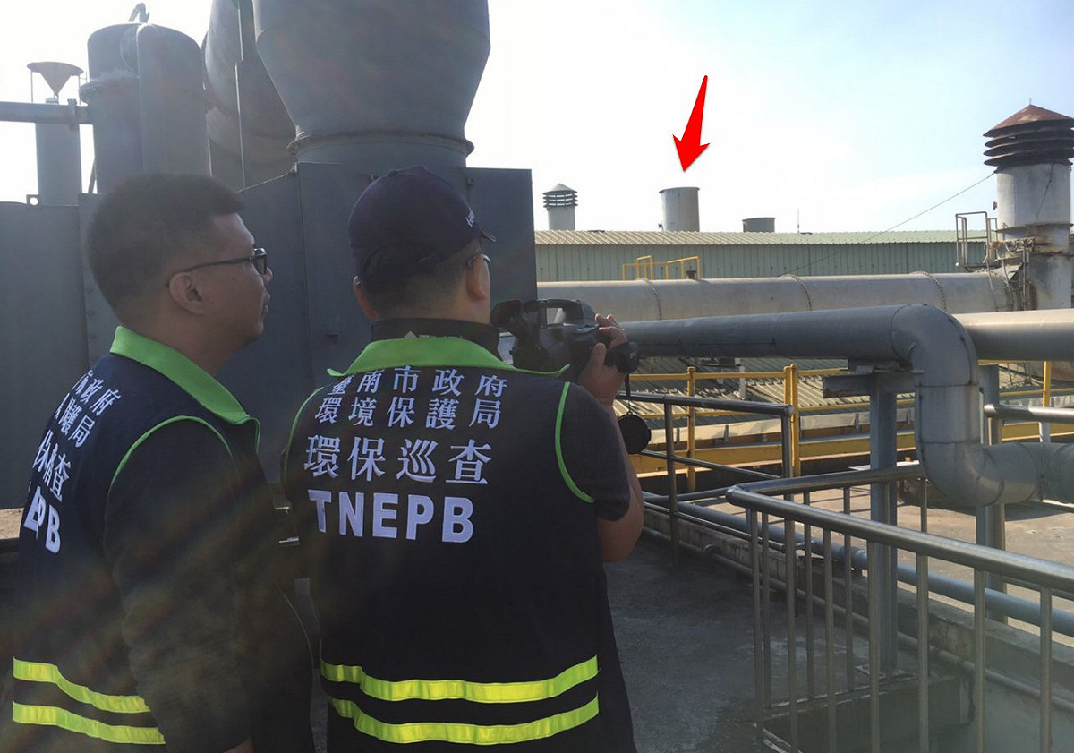 台南市環保局查獲1化學工廠緊急排放有煙流 圖：環保署／提供