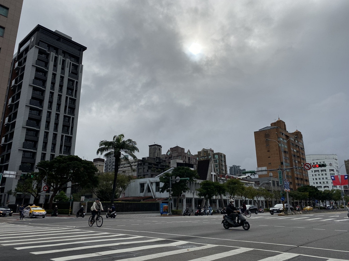 今天仍受到東北風影響，除東北部降雨較持續外，其他地區為多雲到晴的天氣。 圖：閻芝霖/攝