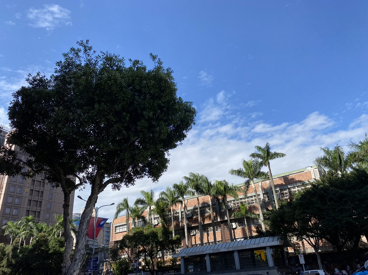 今日各地氣溫回升，全台可望到達攝氏20度以上，只有東半部地區有零星降雨。 圖：閻芝霖/攝