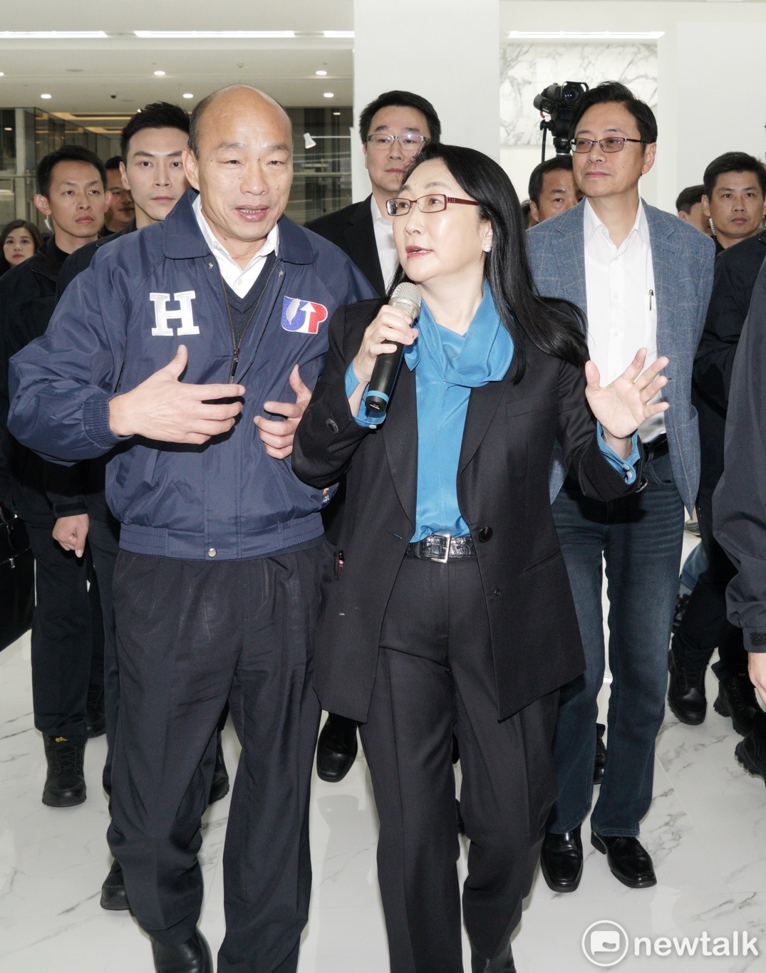 國民黨總統候選人韓國瑜、副總統候選人張善政參訪宏達電新店總部。中為宏達電董事長王雪紅。 圖：張良一/攝（資料照）