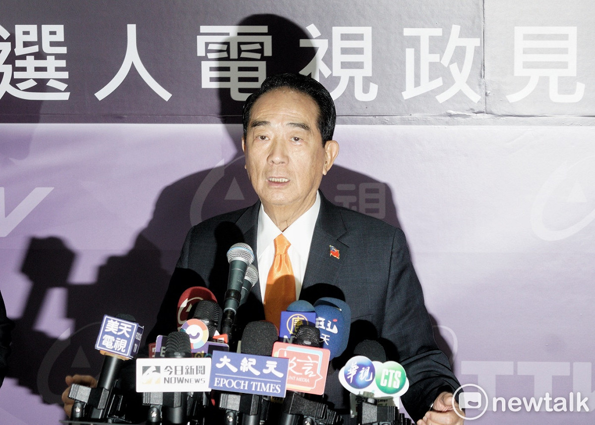 親民黨總統候選人宋楚瑜不捨蕉農產品無處銷，痛批政府推反滲透法斷了農民財路。 圖：張良一/攝