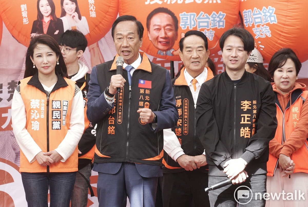 親民黨總統候選人宋楚瑜、鴻海創辦人郭台銘到中和為親民黨籍立法委員候選人李正皓站台。 圖：張良一/攝