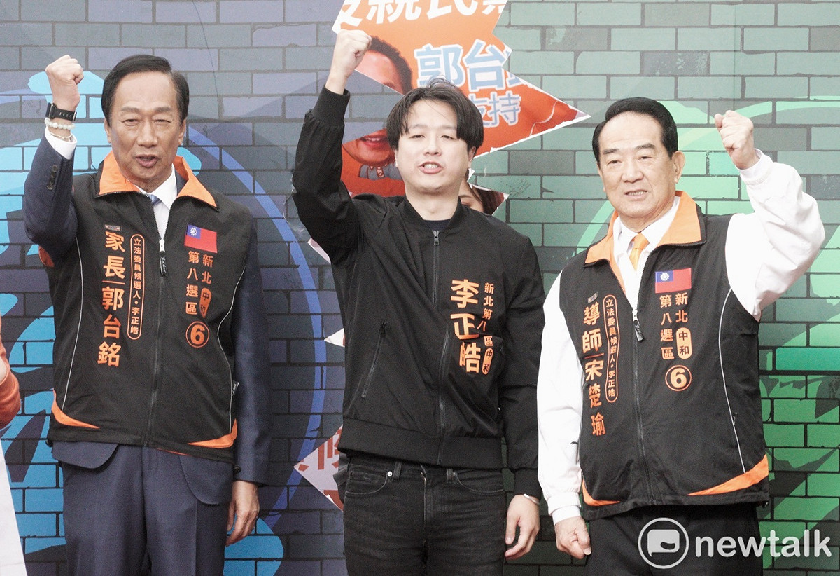 親民黨總統候選人宋楚瑜（右）、鴻海創辦人郭台銘（左）到中和為親民黨籍立法委員候選人李正皓（中）站台。 圖：張良一/攝
