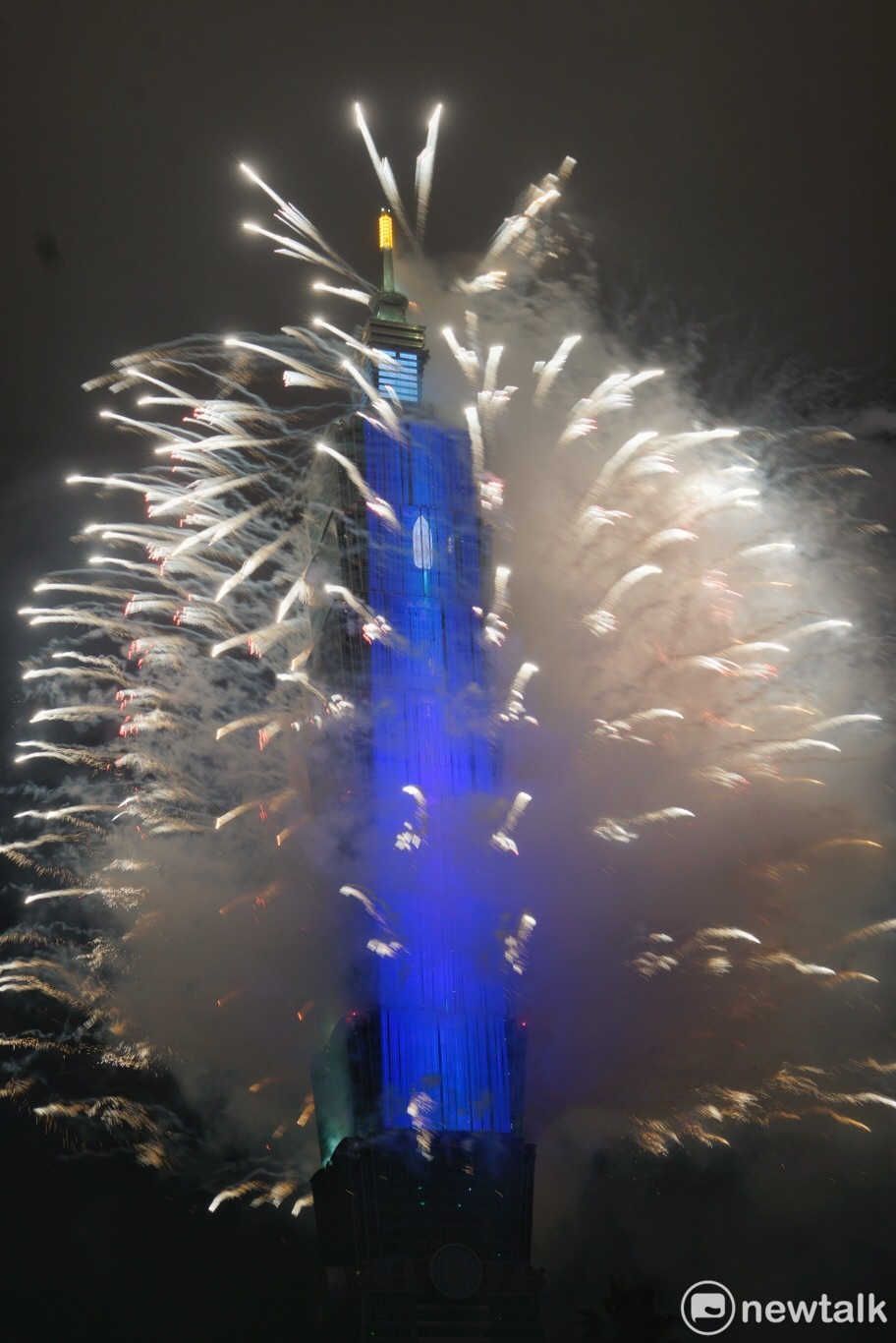 101的煙火同樣令人震撼，雖然為響應環保，今年煙火的數量會較往年少，但是今年主秀的時間仍維持至少300秒的水準 圖：張良ㄧ/攝