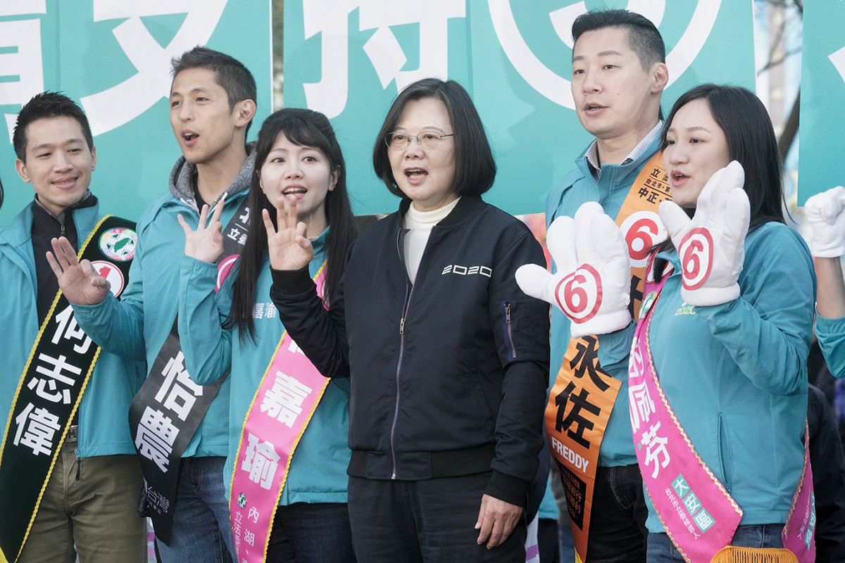 總統蔡英文出席在小巨蛋前廣場舉行的「全國同步站路口拜票活動」，為台北市立委候選人打氣。 圖：張良一/攝