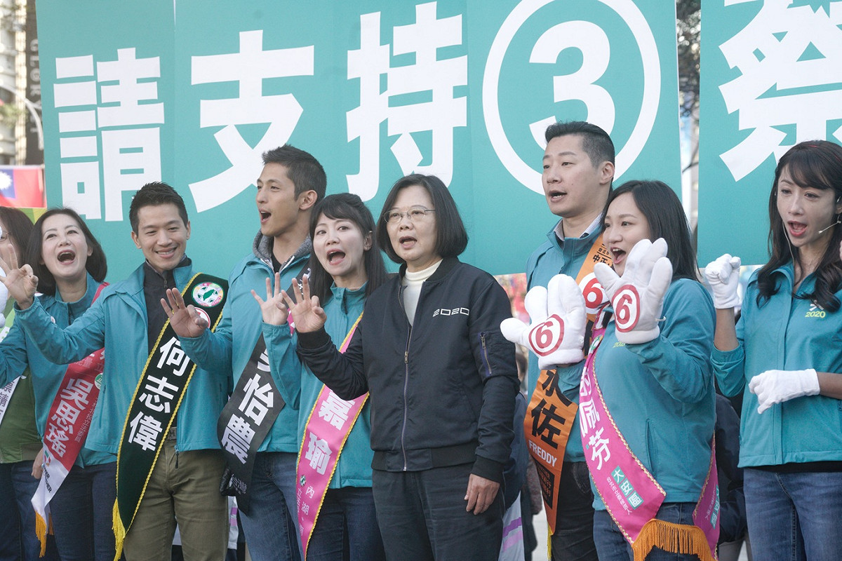 總統蔡英文出席在小巨蛋前廣場舉行的「全國同步站路口拜票活動」，為台北市立委候選人打氣。 圖：張良一/攝