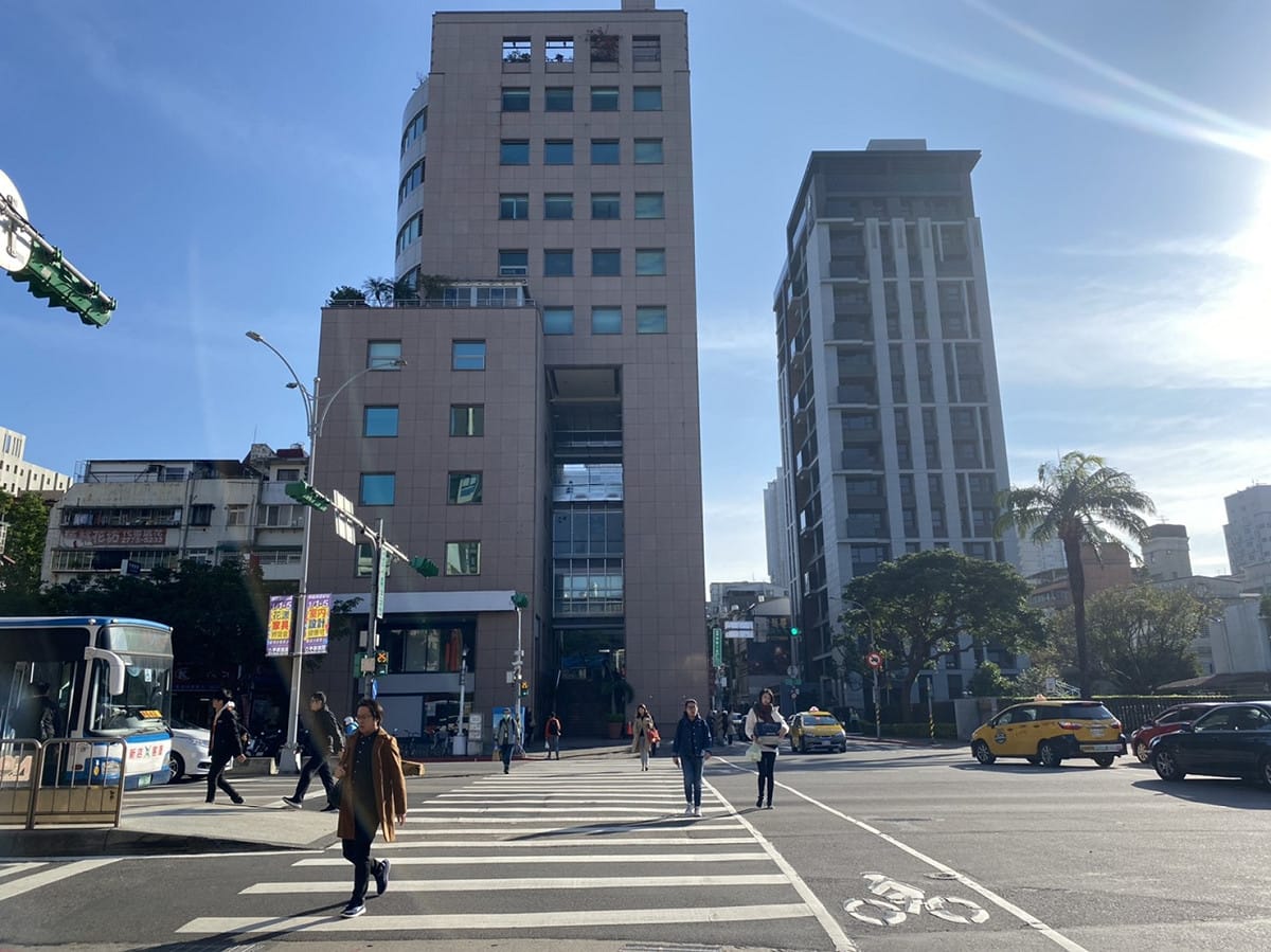 中央氣象局表示，今（2）日白天以後冷氣團減弱，環境風場逐漸轉為偏東風的天氣型態，各地氣溫略有回升 圖：閻芝霖／攝（資料照）