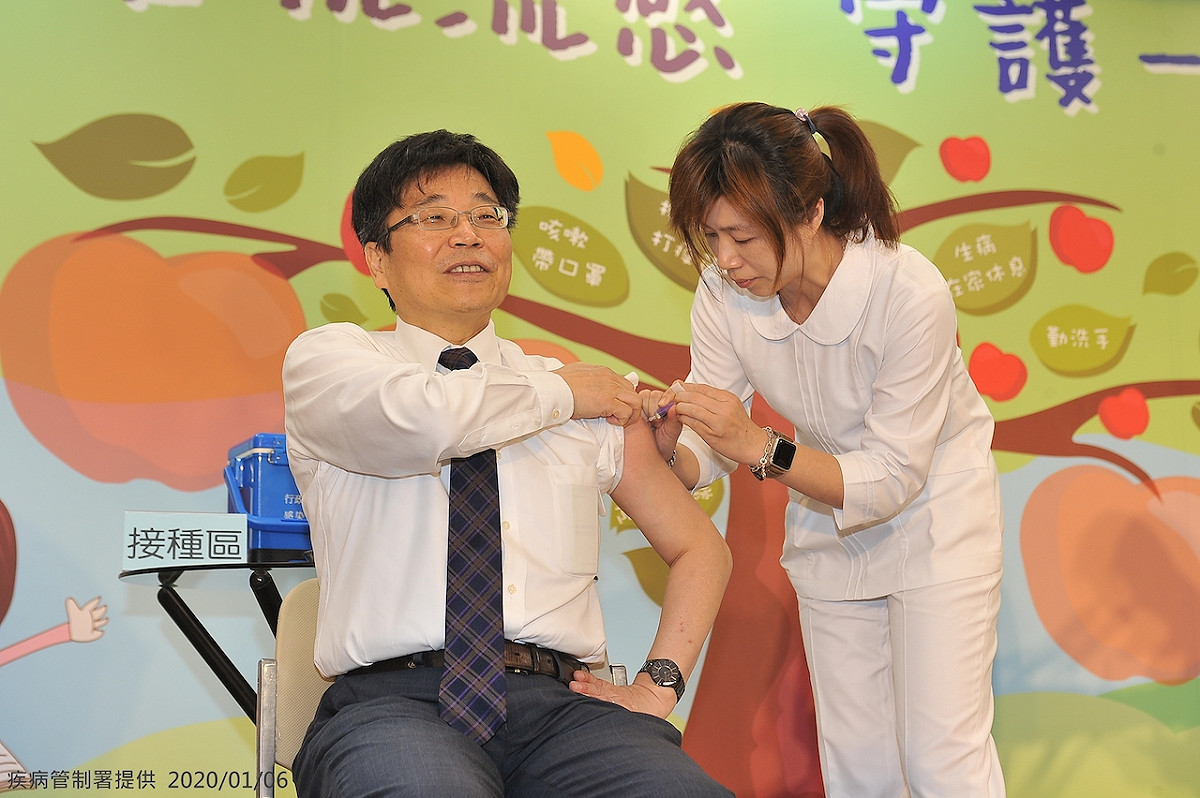 疾管署周志浩署長呼籲50歲以上民眾應儘速接種流感疫苗. 圖：疾管署/提供