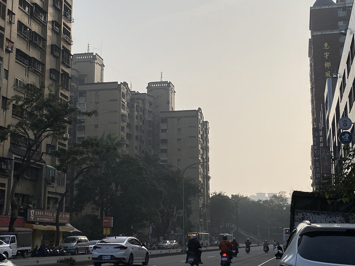 今（6）日台灣西半部地區於近日空氣品質不良，環保署表示，是因環境風場為偏東風，各地天氣穩定，清晨出現霧及逆溫現象 圖：閻芝霖/攝