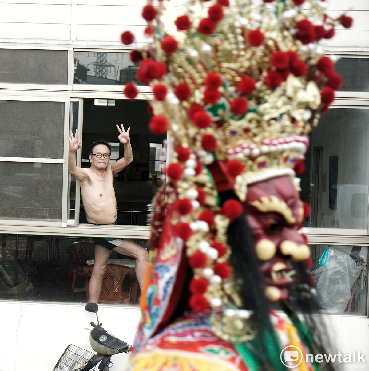 陳亭妃支持者在小英掃街隊伍行經台南市區路旁擺出數百尊神像，象徵眾神護台灣的陣勢。 圖：張良一 / 攝