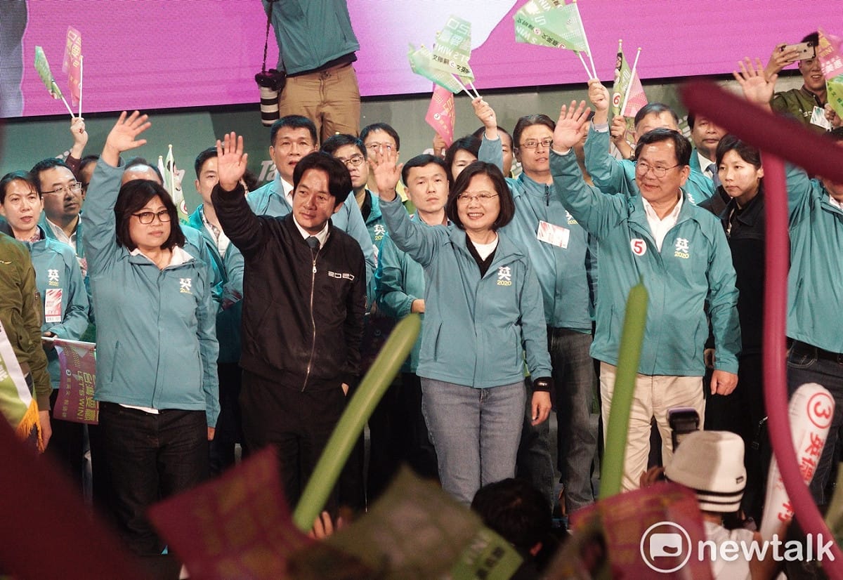 民進黨正、副總統候選人蔡英文賴清德出席嘉義場造勢晚會，為活動帶來最高潮。 圖：張良一 / 攝