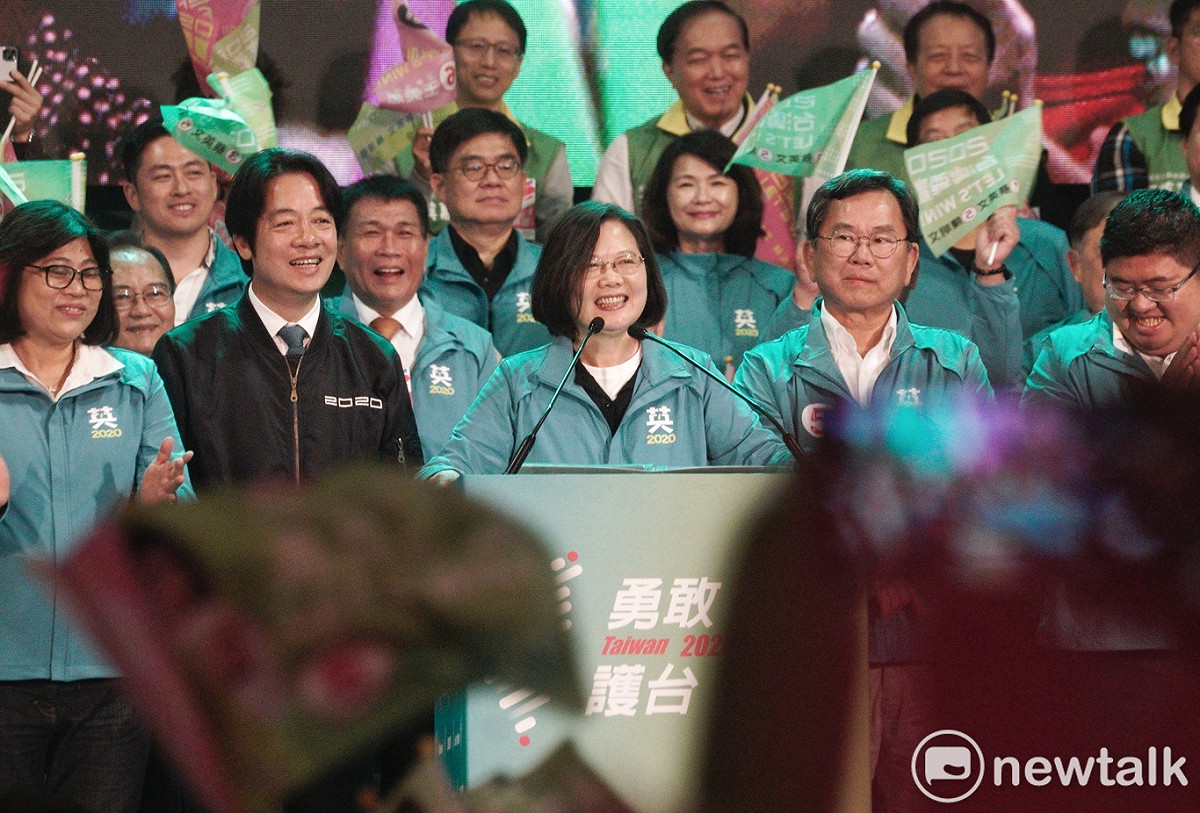 民進黨正、副總統候選人蔡英文賴清德出席嘉義場造勢晚會，為活動帶來最高潮。 圖：張良一 / 攝