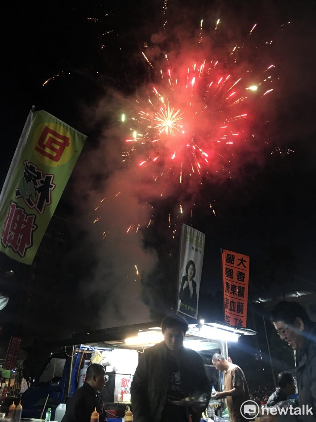 蔡英文造勢晚會主辦單位在會場後方施放煙火助陣。 圖：張良一 / 攝