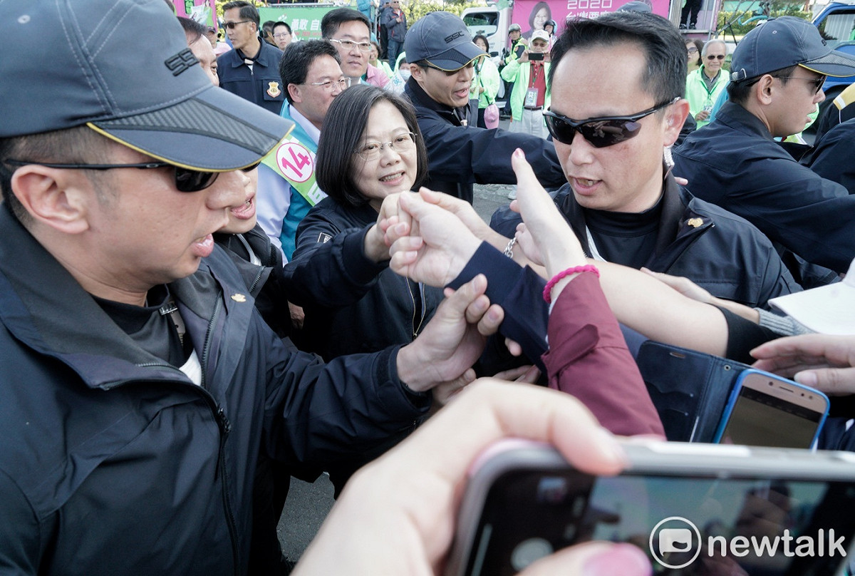 民進黨總統候選人蔡英文在彰化員林掃街，一些年輕人高舉手舉牌向蔡英文總統加油！ 圖：張良一/攝