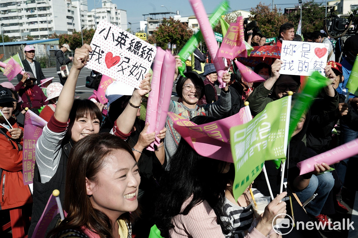 民進黨總統候選人蔡英文在彰化員林掃街，一些年輕人高舉手舉牌向蔡英文總統加油！ 圖：張良一/攝