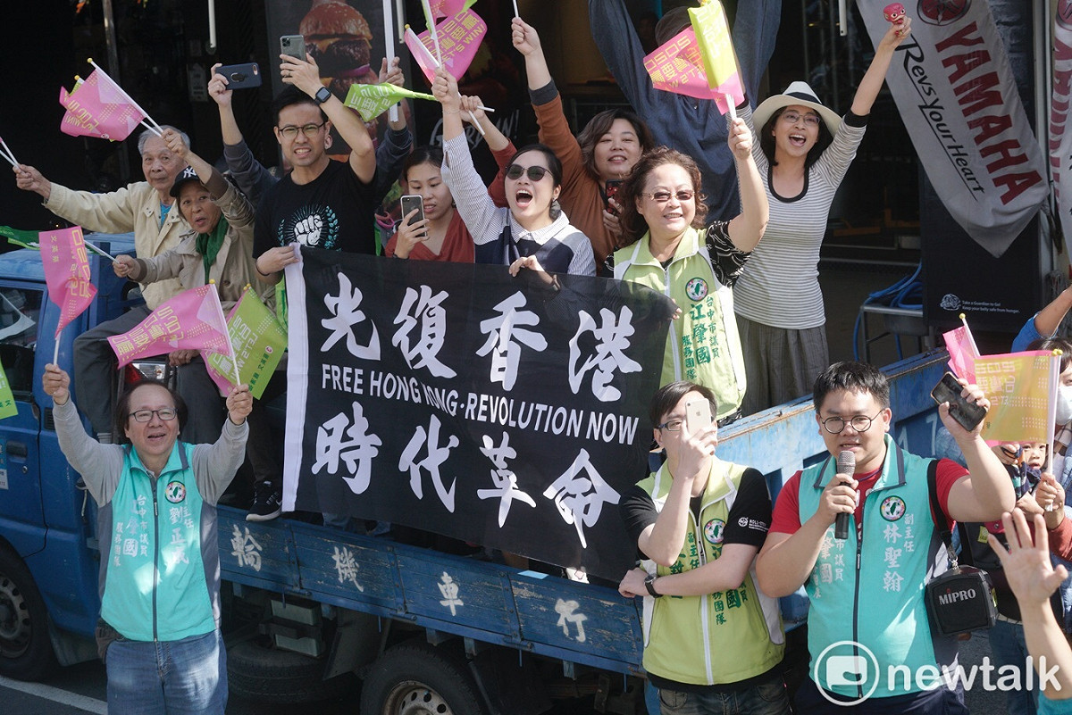 小英支持者高舉「撐香港」旗幟，向她加油打氣。 圖：張良一／攝（資料照片）