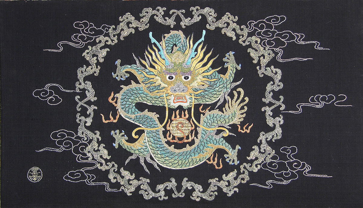 「刺繡」是台灣女紅文化的代表性技藝，被廣泛應用於服飾與日常生活，刺繡能呈顯針藝、材料與構圖之美，在絲線、圖案、針法與特殊技巧中，反映出藝師的設計創作能力(劉千韶藝師作品：刺繡-九龍獻瑞.) 圖：文化部/提供