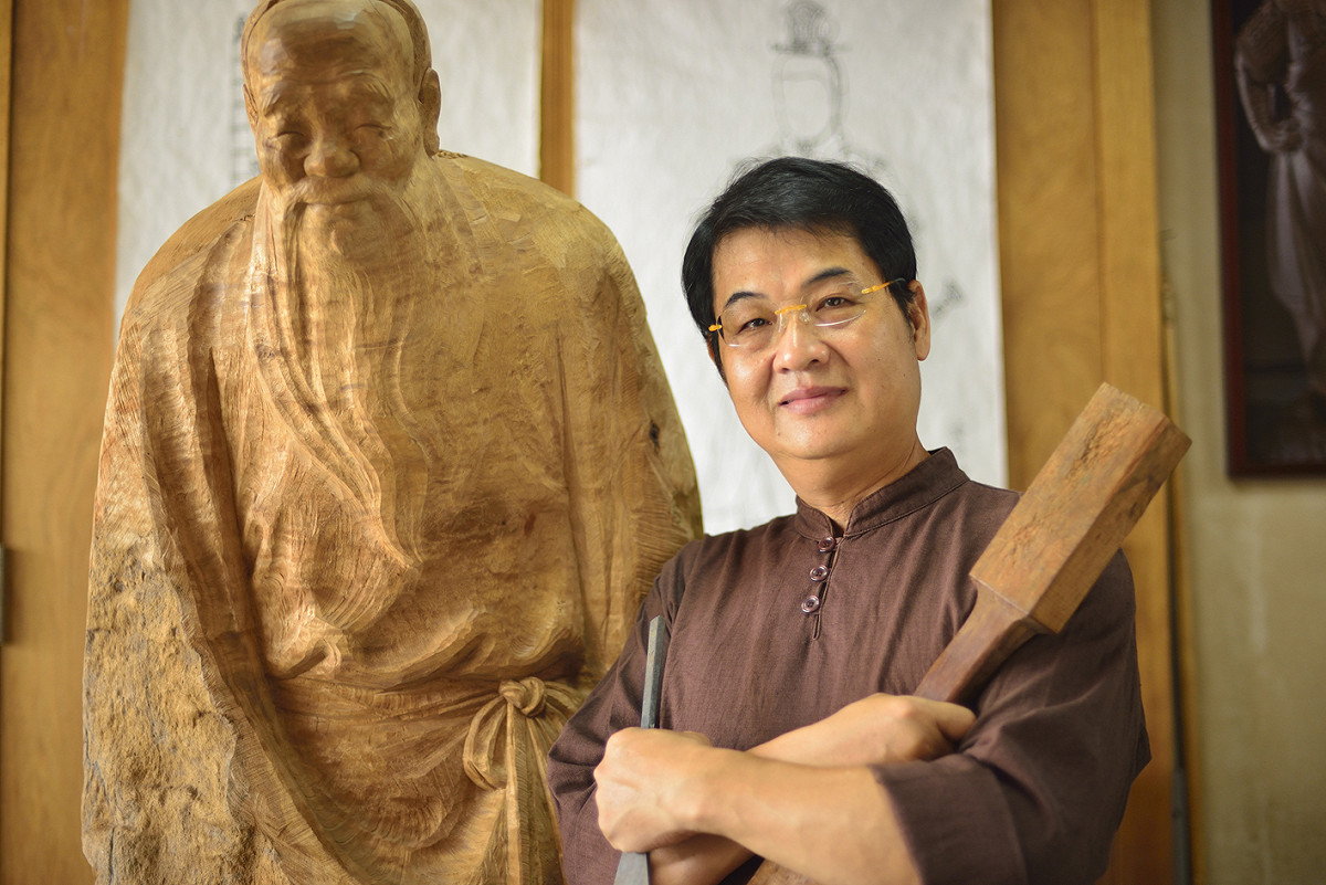 陳啟村藝師熟知並能正確體現傳統木雕知識與技藝，師承福州派林依水師傅並至著名佛具店「人樂軒」磨練技巧，掌握妝佛雕刻、漆、粉線裝飾，足以反映府城福州派粧佛藝術特色 圖：文化部/提供