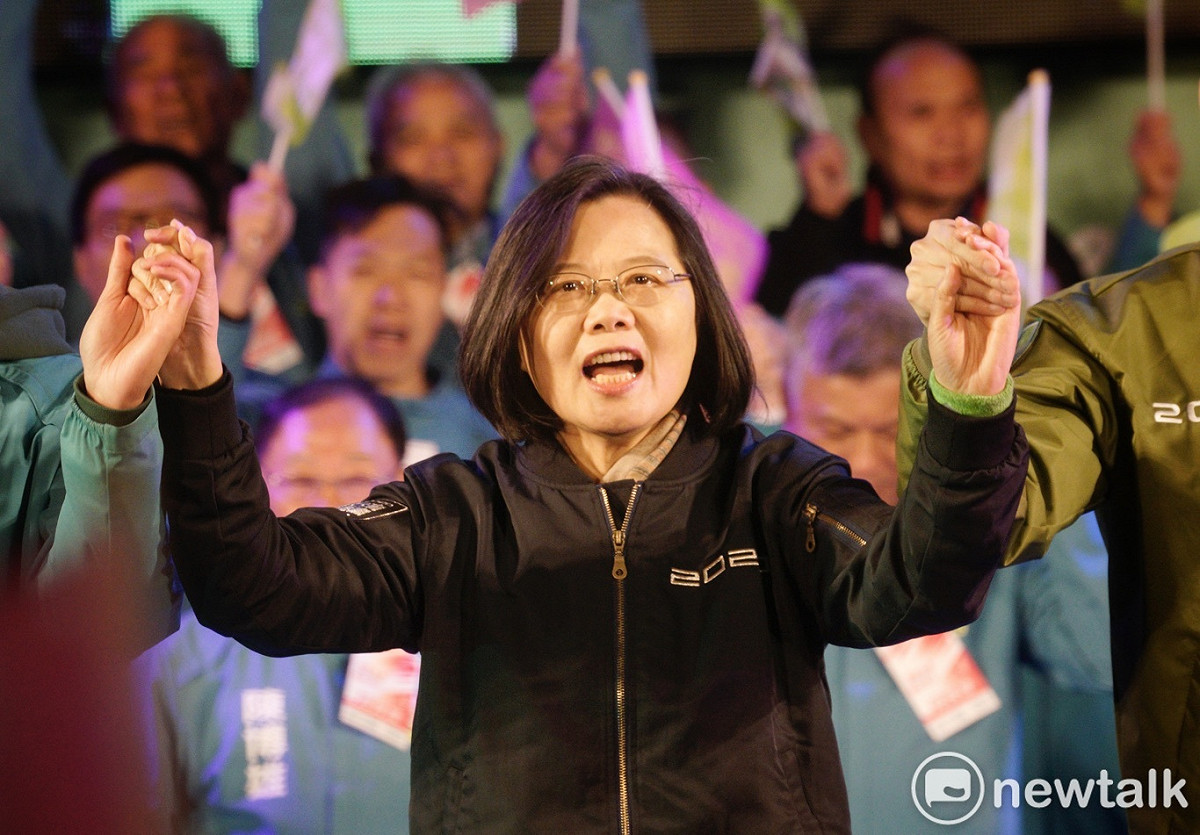 民進黨總統候選人蔡英文參加新竹竹北場造勢晚會後，向現場上萬名民眾致意。 圖：張良一/攝（資料照）