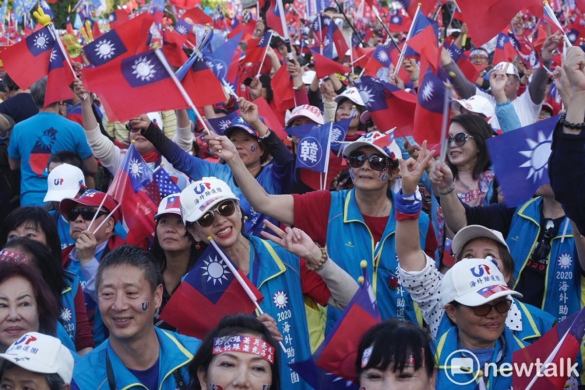 韓國瑜凱道造勢，有支持者頭戴海外助選團的帽子，揮舞國旗以及挺韓旗幟，等待活動進行。 圖：張良一/攝（資料照片）