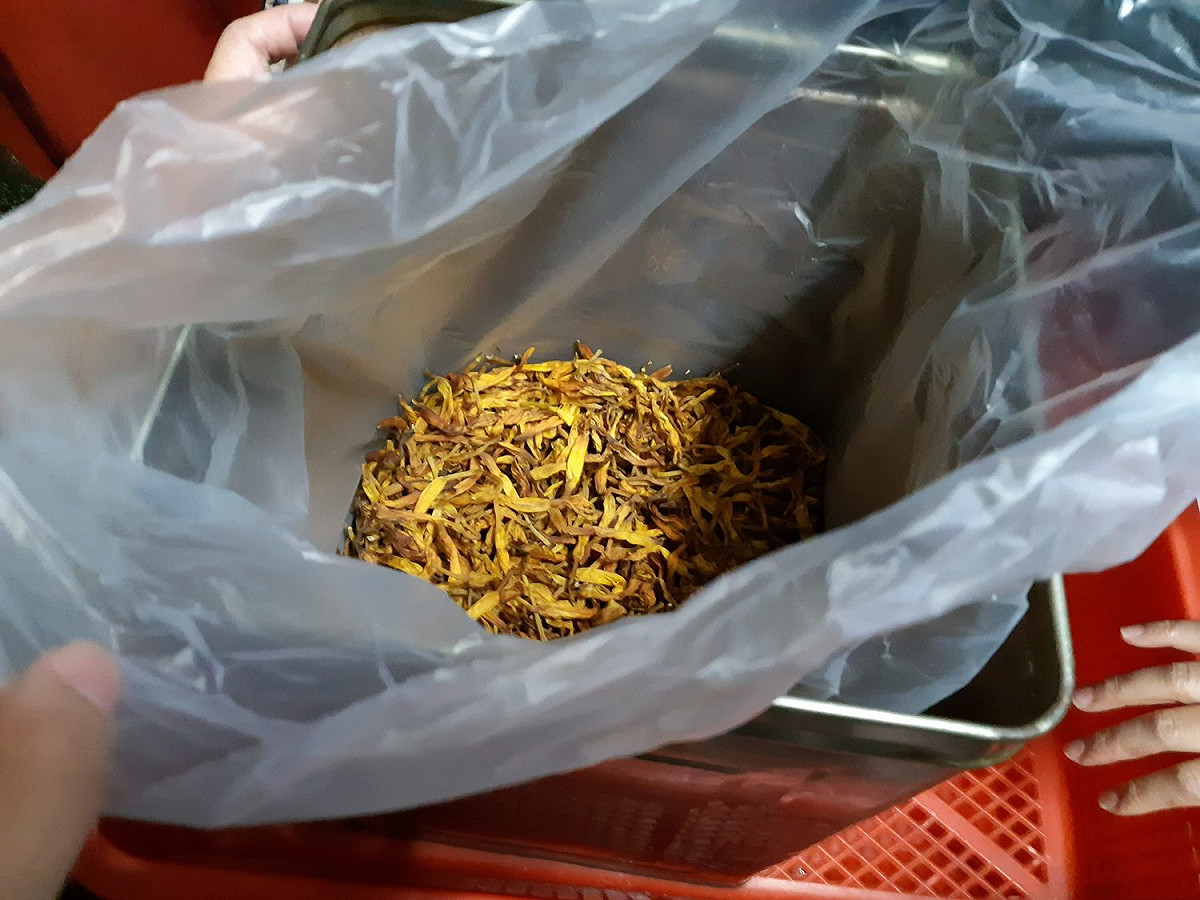 衛生局抽檢年節食品，「金針」1件檢出漂白劑二氧化硫超量。 圖：台北市衛生局/提供