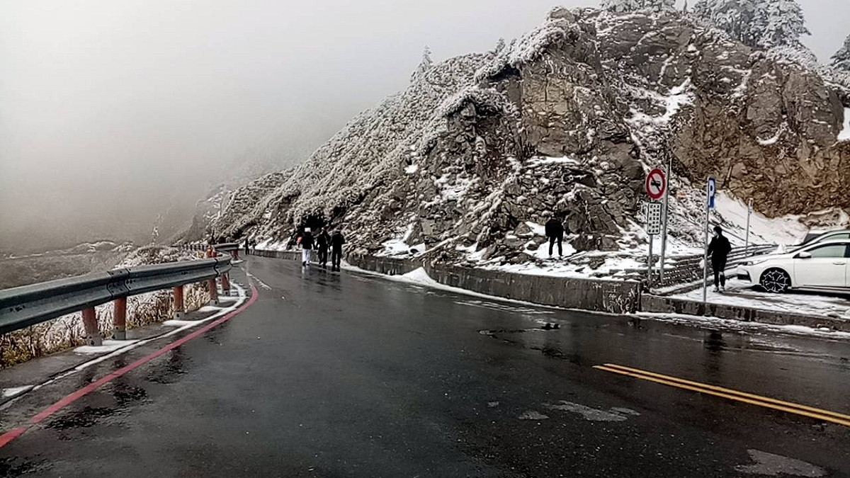 中央氣象局預報指出，合歡山高山路段入夜後轉為乾冷，降雪或冰霰機率雖低，但因融雪影響路面潮濕，夜間及明（14）日清晨路面結冰機率高 圖：公路總局第二區養護處/提供