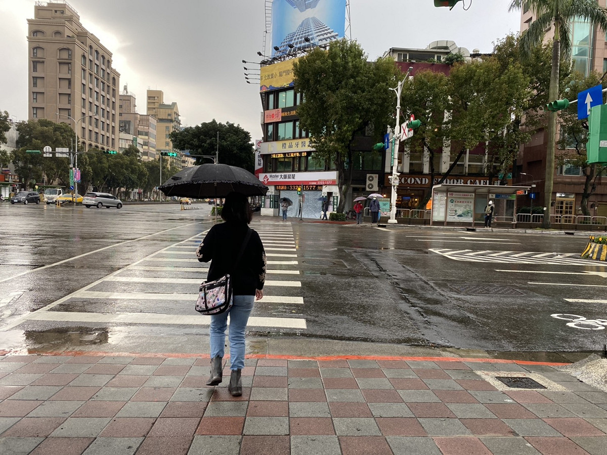 中央氣象局表示，今日鋒面接近加上華南雲雨區東移，天氣仍不穩定。 圖：閻芝霖/攝