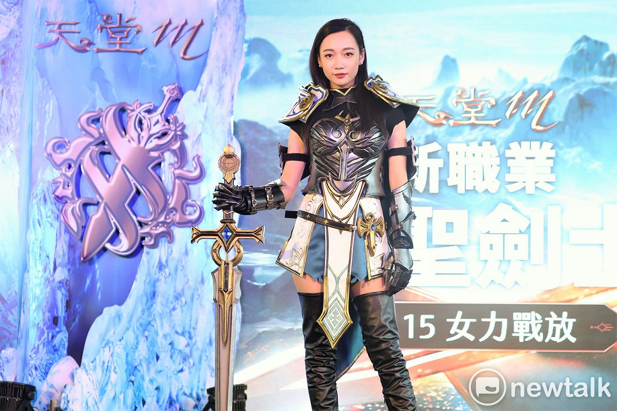 「鄉民女神」吳卓源化身為《天堂M》「神聖劍士」形象代言人，今日更首度COS為遊戲角色勁裝登台亮相。 圖：陳耀宗／攝