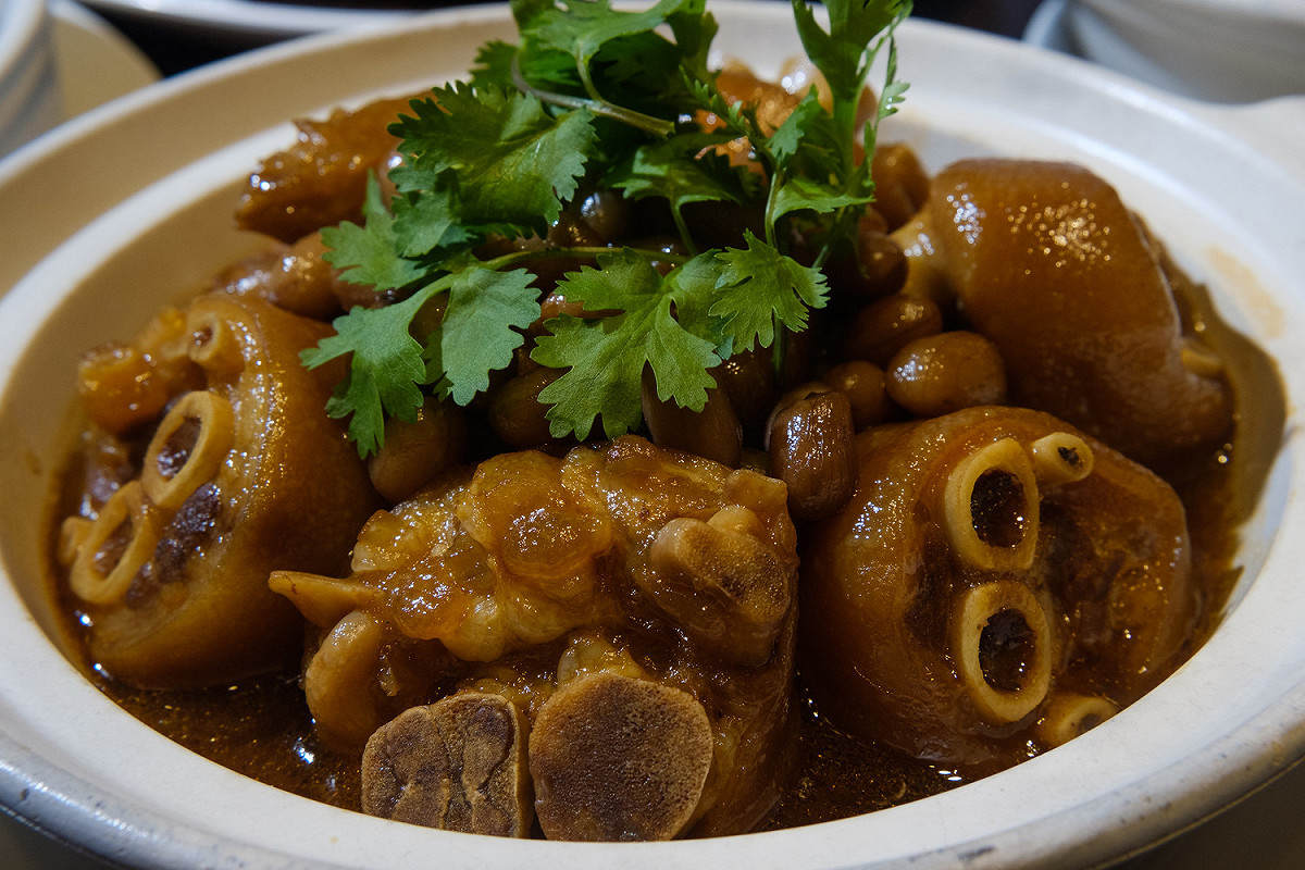 年菜留下的湯汁可以再加工，弄成麵食或一碗好湯，不浪費絲毫食物又省錢。 圖：謝佳真／攝