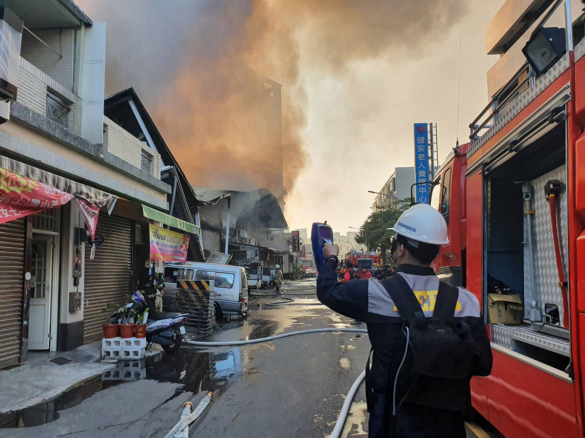 另外，今天高雄市楠梓區一處工廠倉庫發生火警，雖然火勢已順利撲滅，但火警產生之大量濃煙及異味加上微弱北風目前往「市區」 圖：高雄市環保局/提供