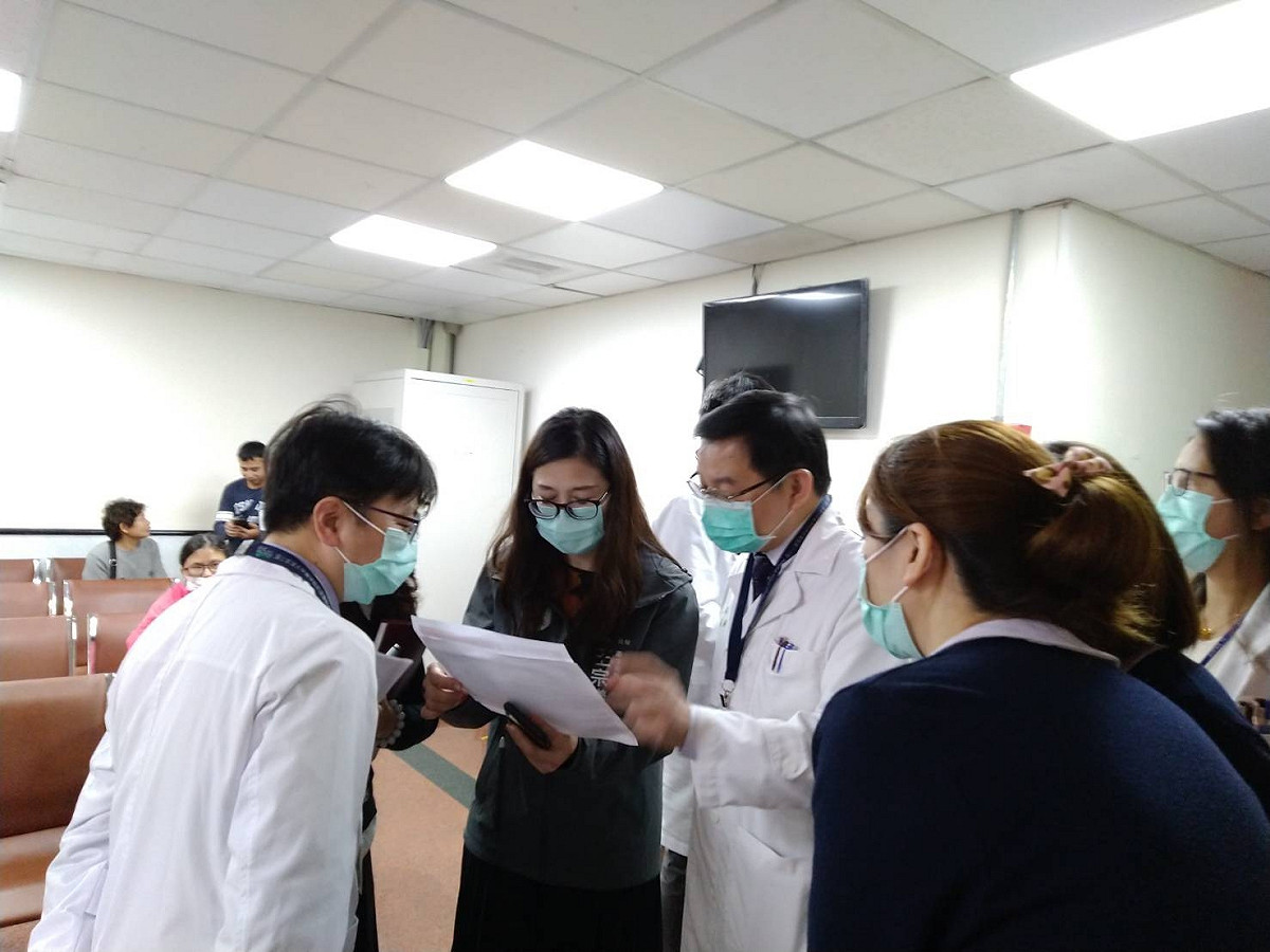 衛生局表示，病管制署北區管制中心主任 、5家急救責任醫院及本市消防局針對疾管署通報病例之定義、因應處置與個案治療、檢體送驗等事宜進行宣導 圖：新竹市衛生局/提供
