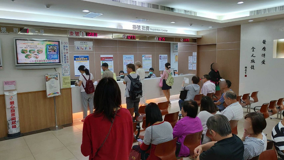 新北市衛生局提醒民眾，於新春期間就醫前可先以電話查詢確認，以免白跑一趟而延誤看診 圖：新北市衛生局提供