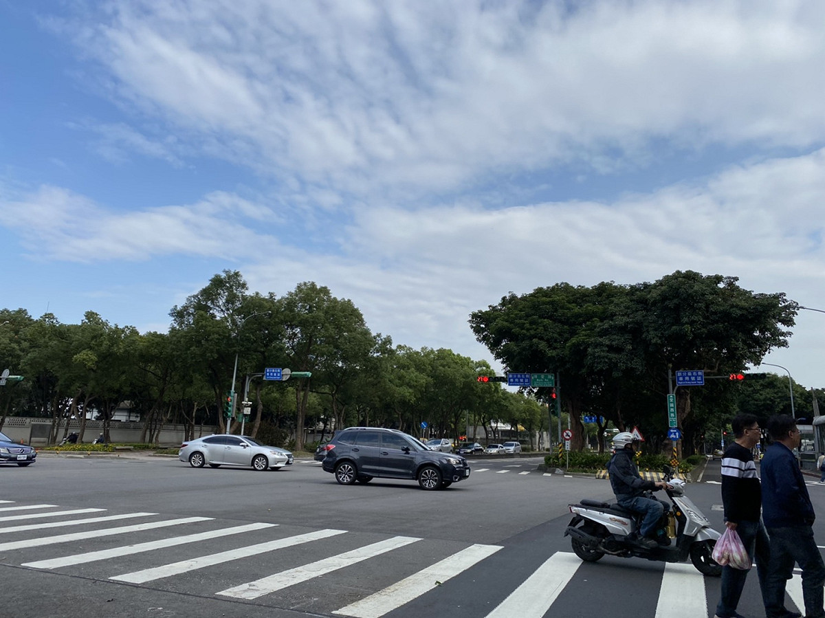 今（18）日全台多雲到晴，各地接近30度 圖：閻芝霖/攝
