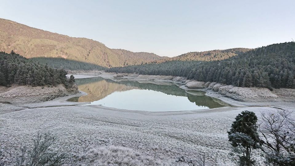 太平山今（31）日天清晨低溫下探-2至-4度，海拔約1840公尺的宜蘭太平山國家森林遊樂區翠峰湖畔，也被霜覆蓋，頓時成銀白世界。 圖：取自太平山國家森林遊樂區粉絲專頁(黃清漢/攝)