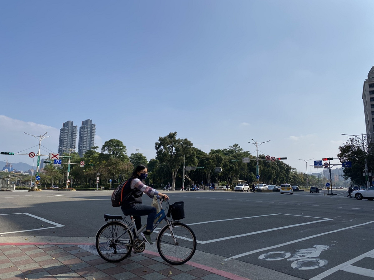 中央氣象局表示，今天東北季風減弱，風向漸轉偏東風，台灣各地大多為多雲到晴 圖：閻芝霖/攝