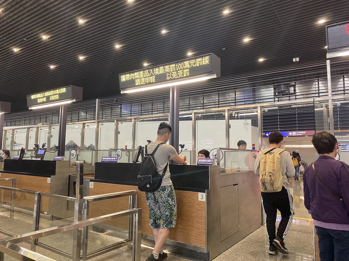 移民署國境事務大隊表示，此消息並非該署宣導事項，只要出示登機證或護照末頁註冊章，說明是自台灣使用自動通關出境即可。 圖：閻芝霖/攝