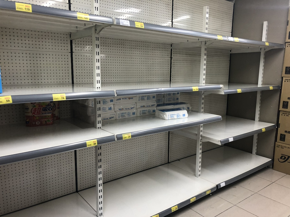 武漢肺炎造成口罩荒，沒想到卻連帶造成衛生紙之亂。（圖為賣場衛生紙銷售一空） 圖：閻芝霖/攝