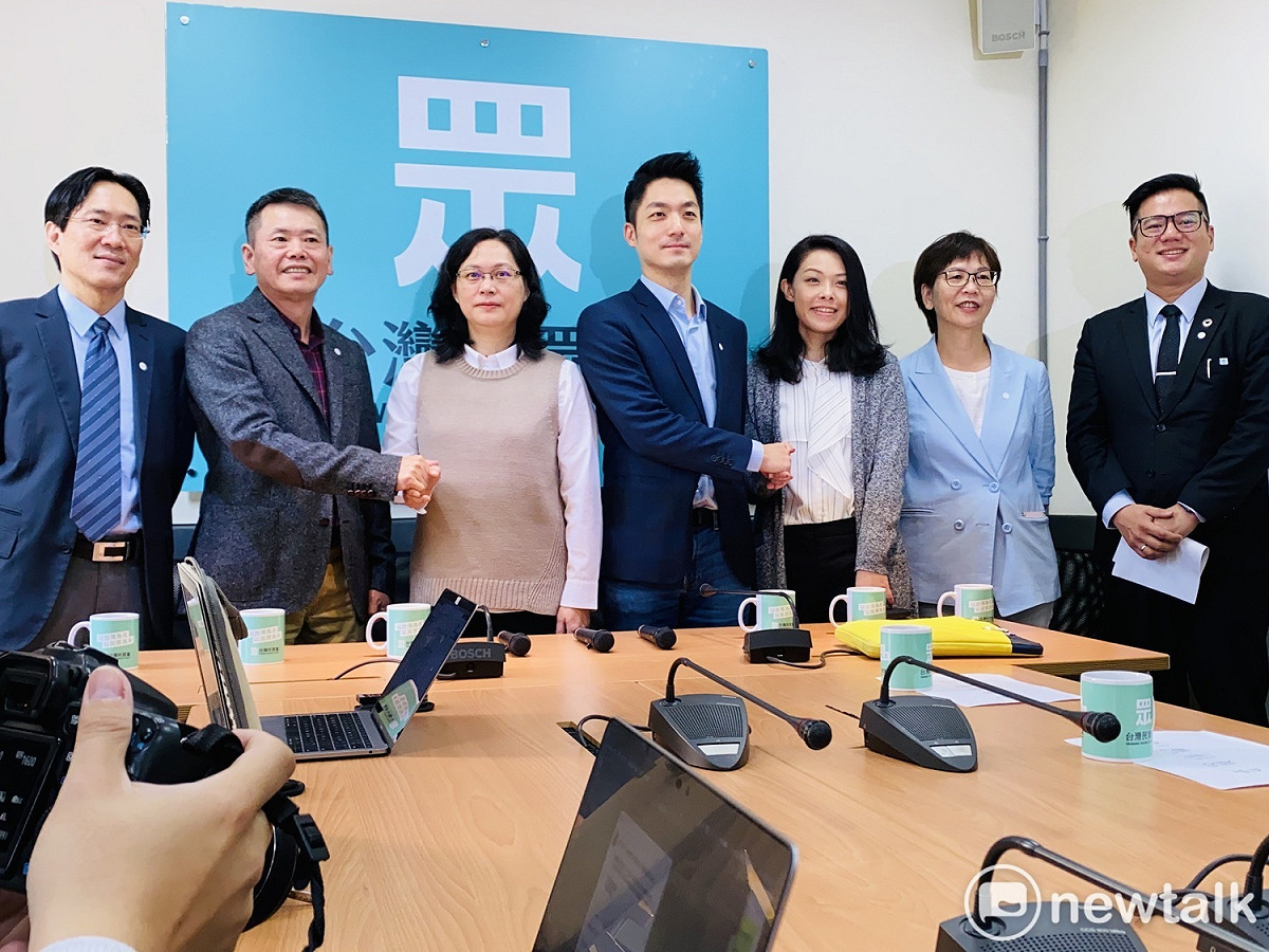 國民黨立委林為洲、蔣萬安前往拜會民眾黨團。 圖：周煊惠 ／攝
