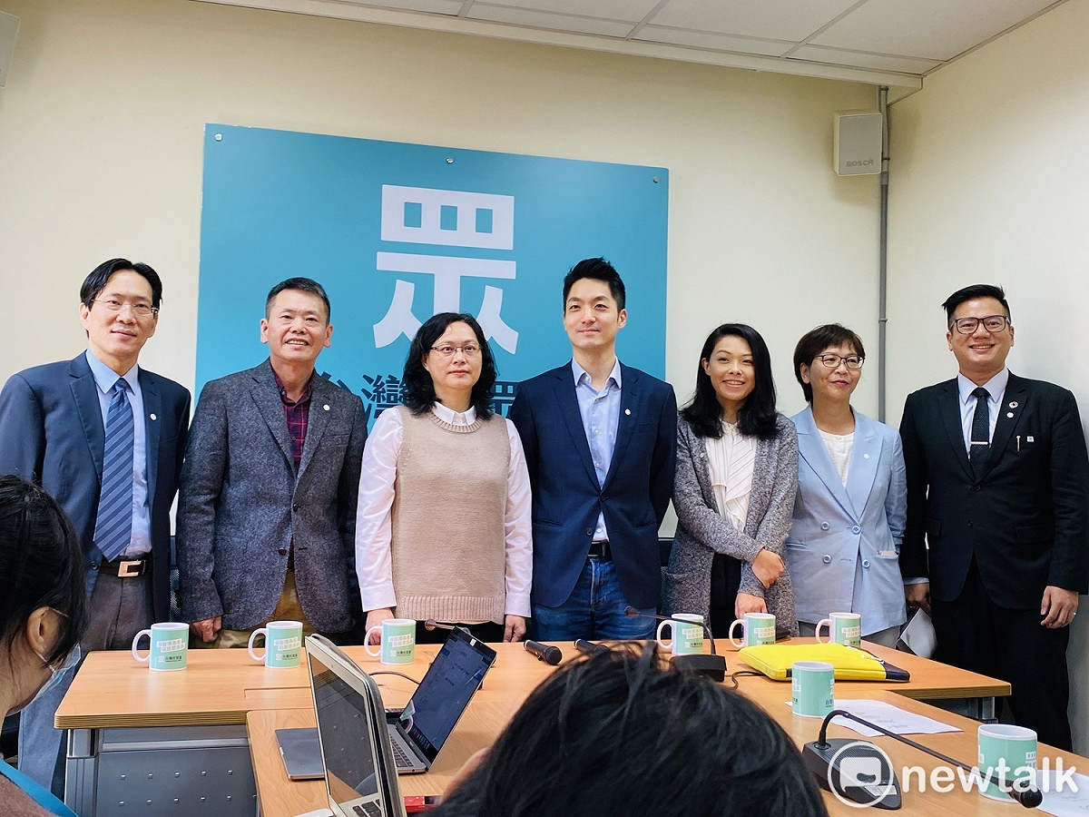 國民黨立委林為洲（左2）、蔣萬安（左4）前往拜會民眾黨團。 圖：周煊惠 ／攝