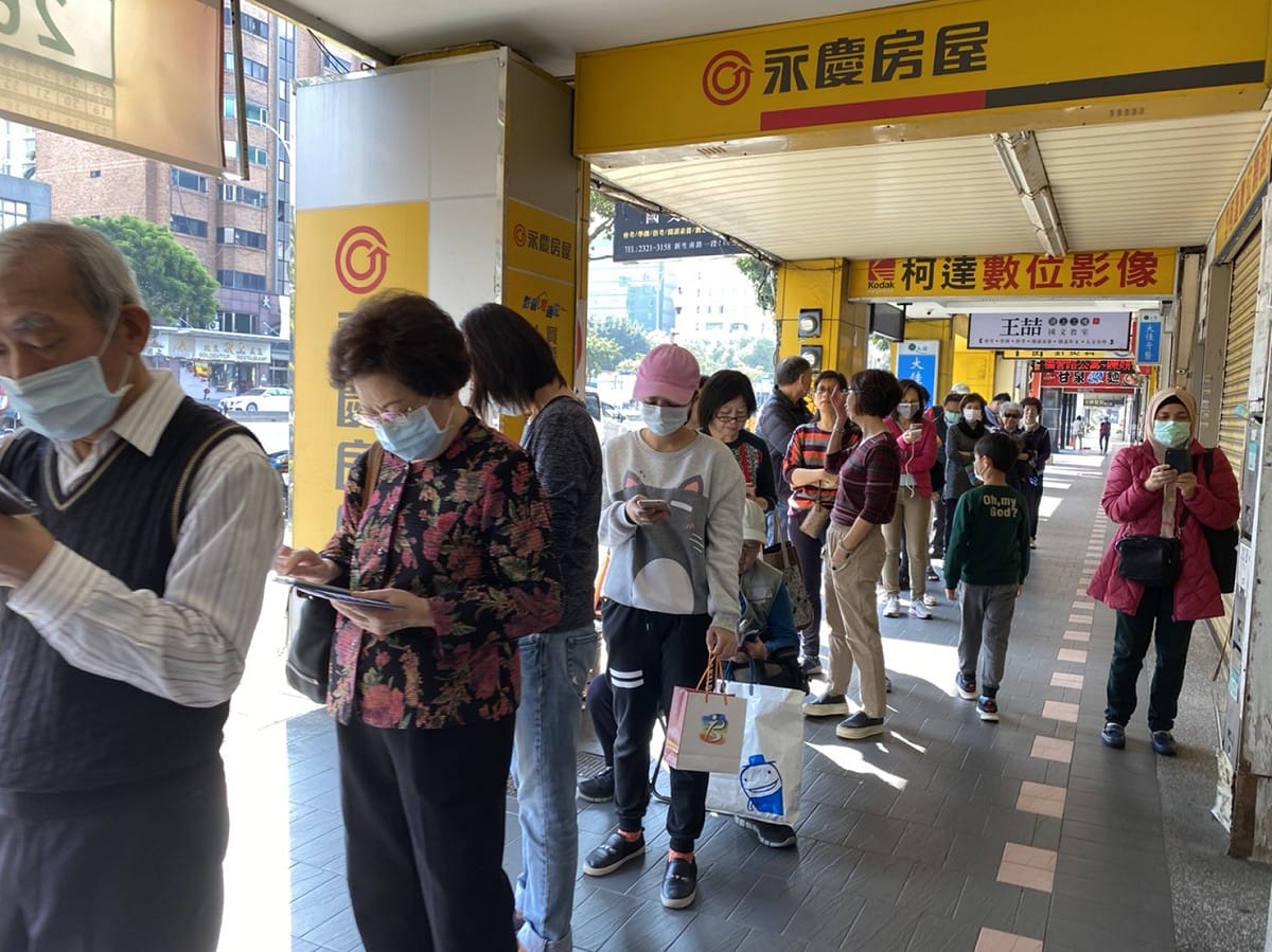 口罩實名制上路後，每天都會有大批人潮在藥局排隊等待購買口罩。 圖：閻芝霖/攝