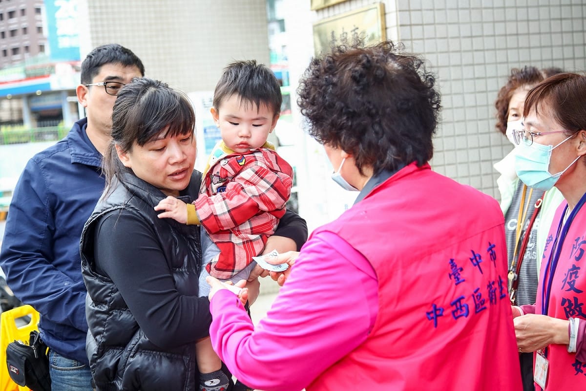 台中市各衛生所以「得來速」販售概念，在所外規劃口罩販售區，發放號碼牌、健保卡過卡付費、領取口罩等站點，讓民眾不用為了買口罩需戴口罩進入衛生所內購買。 圖：台中市政府/提供
