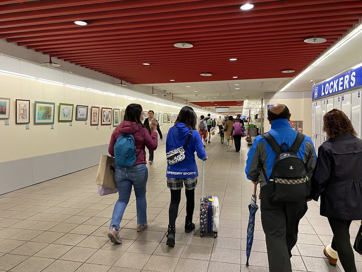 北市衛生局提醒，具流行地區旅遊史民眾，入境後須確實配合防疫政策，於指定住所落實居家檢疫，不得外出（圖為人潮示意圖） 圖：閻芝霖/攝