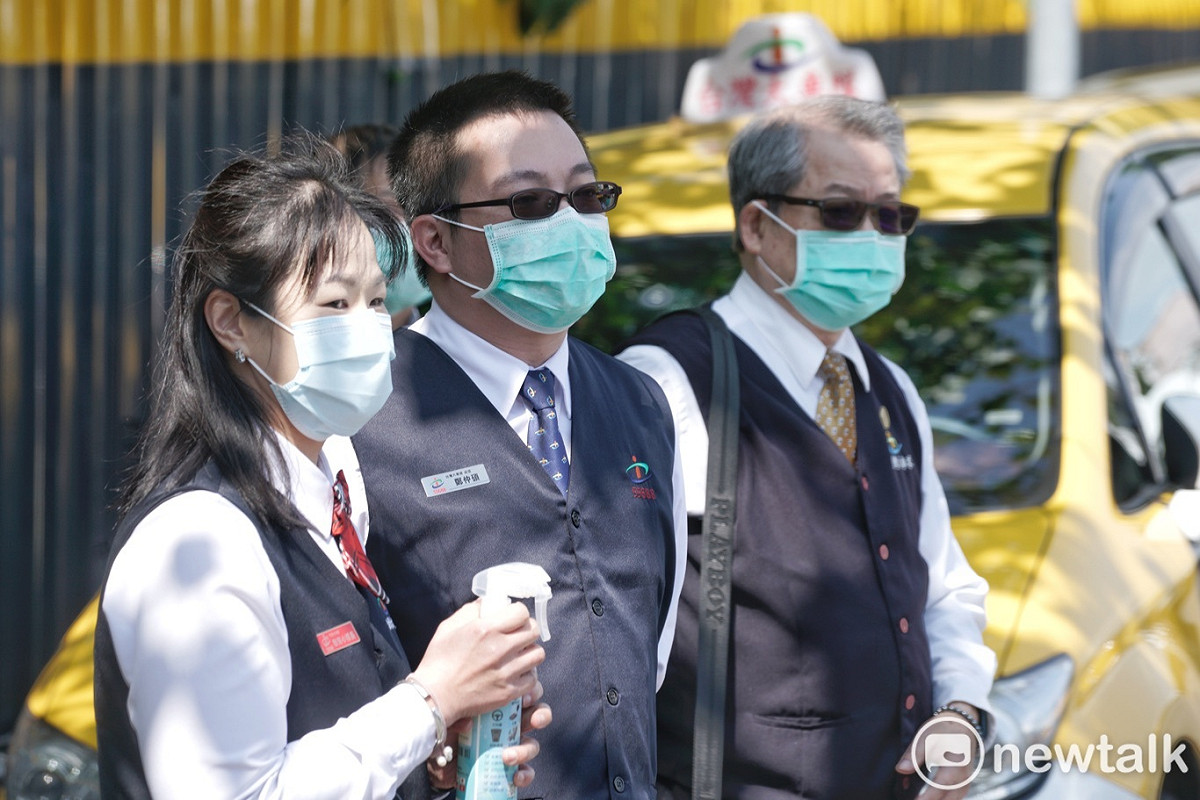 行政院副院長陳其邁、交通部長林佳龍到台灣大車隊視察計程車業者防疫整備情形。 圖：張良一/攝